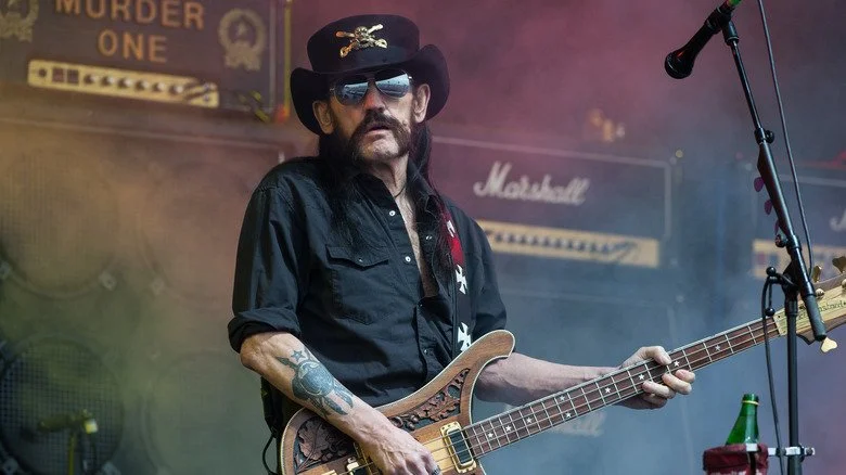 Lemmy de Motörhead jouant de la basse au Festival de Glastonbury en 2015