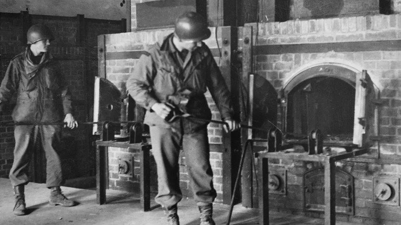 Des soldats américains inspectent les fours crématoires à Dachau