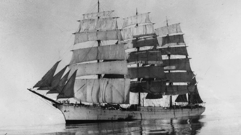 Herzogin Cecilie sous voile complète