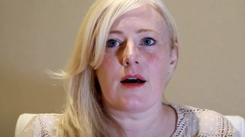 Kristine Barnett lors d'une interview, regardant avec la bouche ouverte