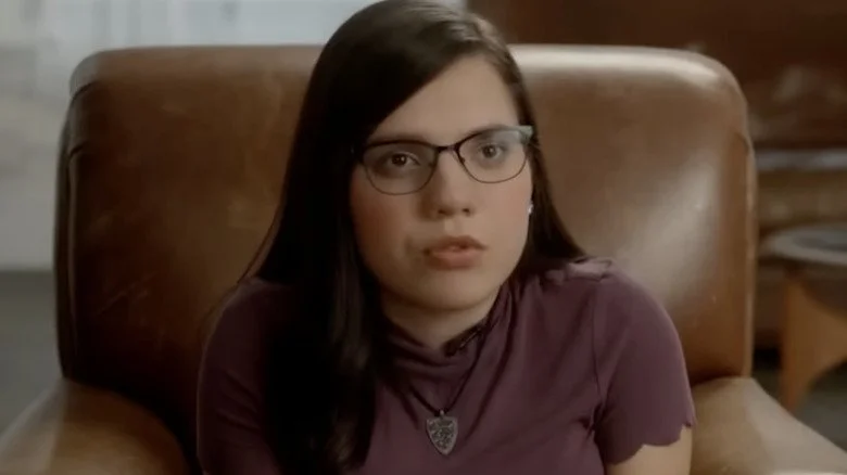 Natalia Grace dans un fauteuil en cuir donnant une interview