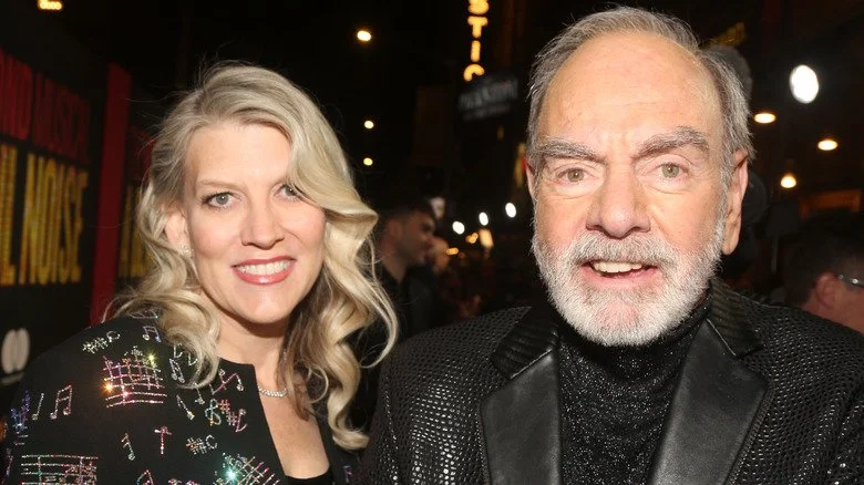 Katie McNeil et Neil Diamond souriant devant un théâtre de Broadway