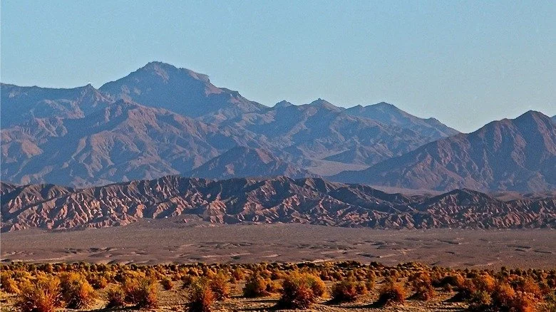 Paysage désolé mais beau dans le parc national de la Vallée de la Mort