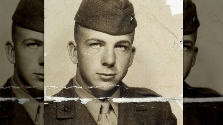 Lee Harvey Oswald en uniforme de Marine