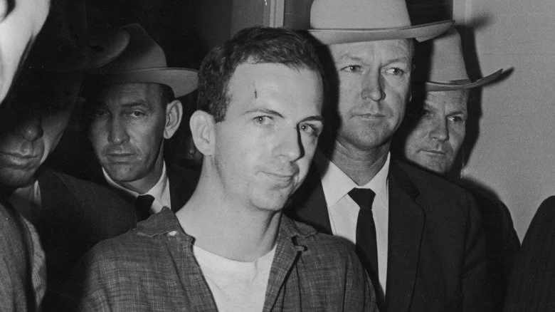 Lee Harvey Oswald en garde à vue après son arrestation pour la mort de JFK