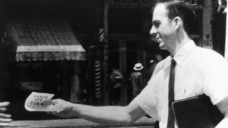 Lee Harvey Oswald distribuant des flyers sur Cuba