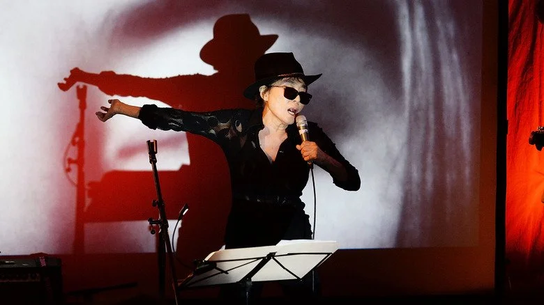 Yoko Ono sur scène avec un micro