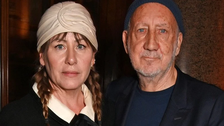 Pete Townshend et Rachel Fuller regardant tristement l'appareil photo et portant des chapeaux