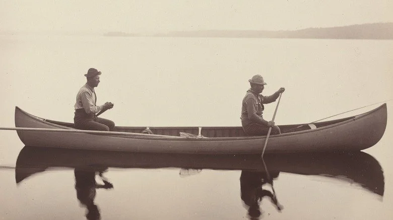 Deux hommes dans un canoë