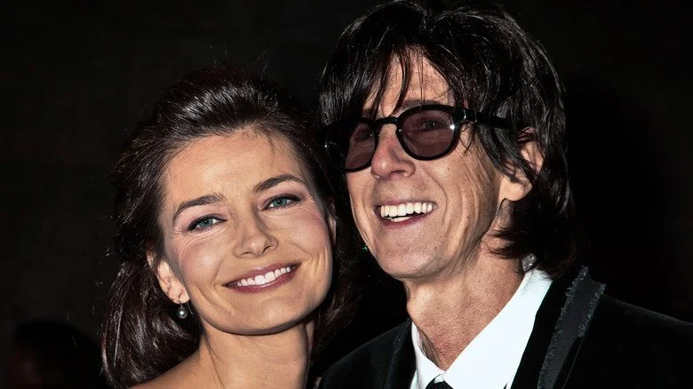 Paulina Porizkova et Ric Ocasek souriant avec des têtes rapprochées