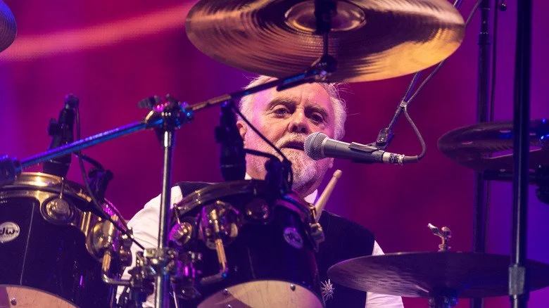 Roger Taylor jouant de la batterie
