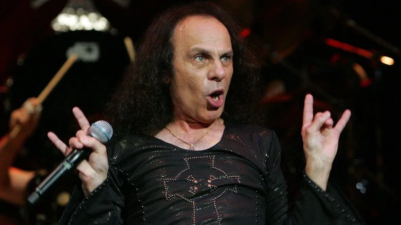 Ronnie James Dio montrant les cornes du métal en 2007
