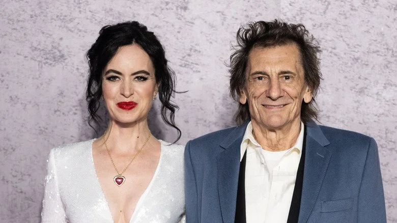 Ronnie Wood et Sally Humphreys souriant et regardant vers l'avant