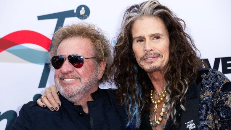 Steven Tyler avec son bras autour de Sammy Hagar en lunettes de soleil
