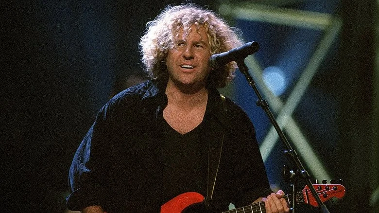Sammy Hagar sur scène avec un micro au milieu des années 1990