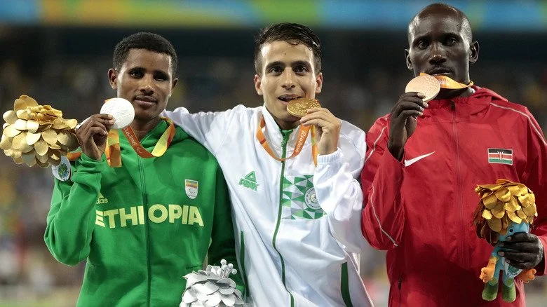 Medallistes Tamiru Demisse d'Éthiopie, Abdellatif Baka d'Algérie et Henry Kirwa