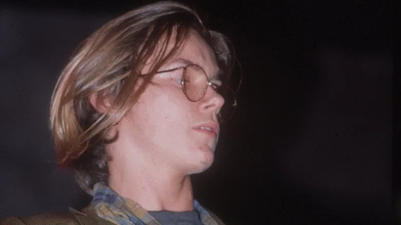 River Phoenix portant des lunettes