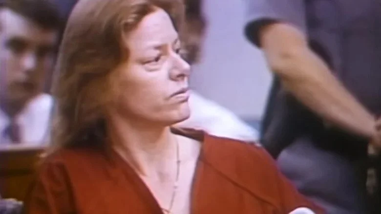 Aileen Wuornos en haut rouge et chaîne
