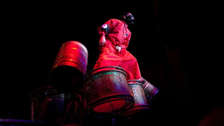 Sid Wilson de Slipknot debout sur des fûts en 2012