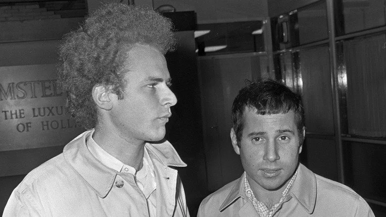 Art Garfunkel et Paul Simon à l'aéroport de Schiphol en 1966