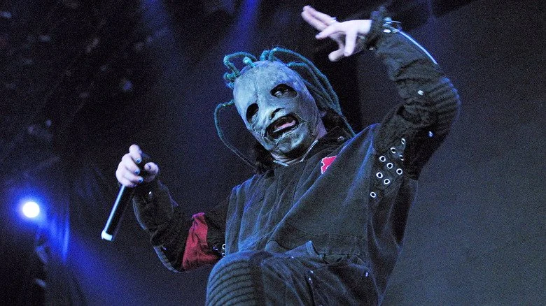 Corey Taylor de Slipknot gesticulant sur scène au Tweeter Center en 2001