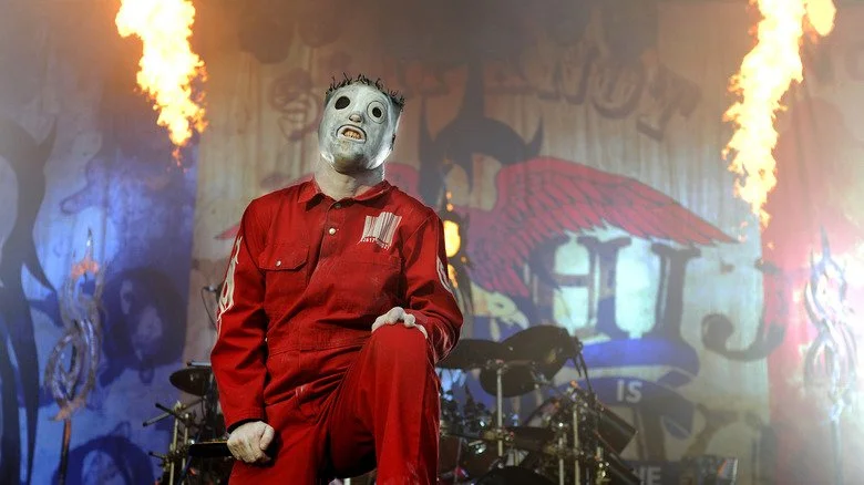 Corey Taylor de Slipknot sur scène avec des feux d'artifice explosant derrière lui au Soundwave Music Festival en 2012