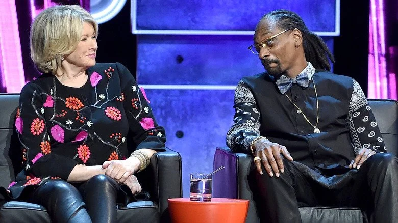 Martha Stewart et Snoop Dogg regardant l'un l'autre