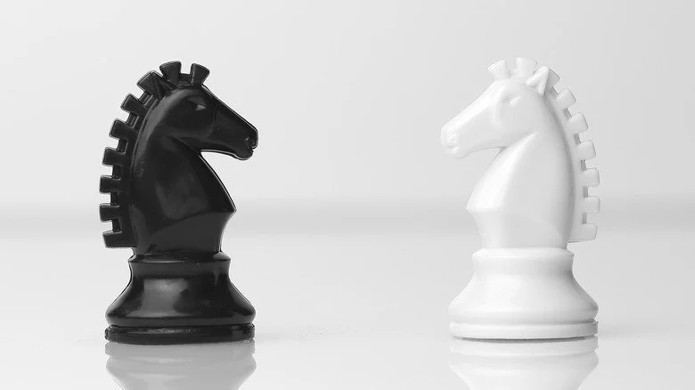 Chevaux d'échecs en noir et blanc