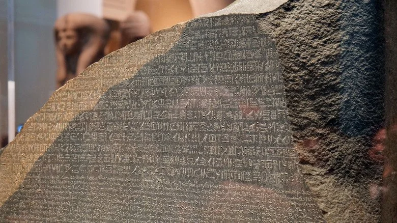 Détail des inscriptions sur la pierre de Rosette