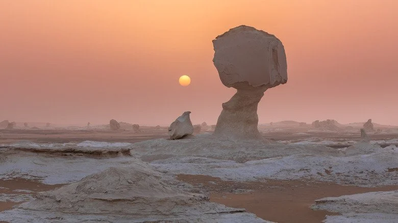 Formations rocheuses blanches dans le désert égyptien