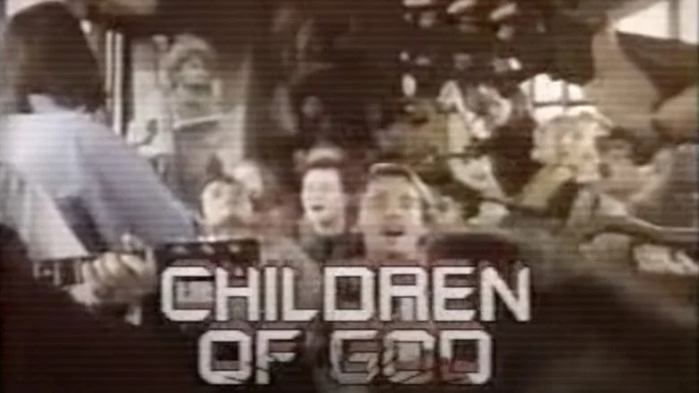 Membres des Enfants de Dieu chantant dans un bus