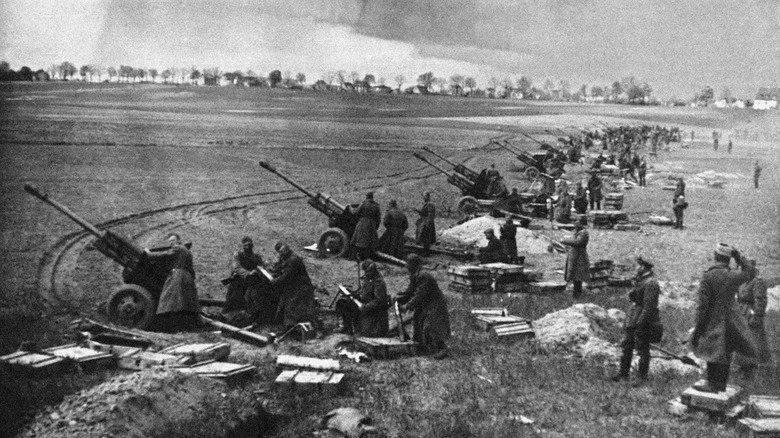 Artillerie et soldats soviétiques devant Berlin, avril 1945