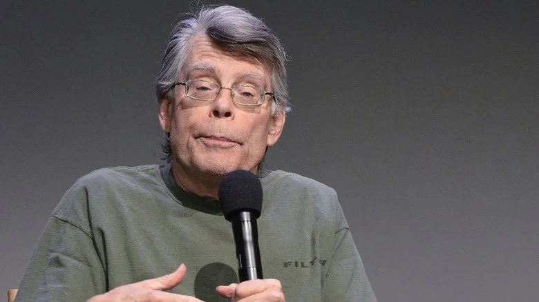 Stephen King tenant un microphone