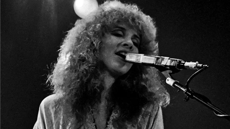 Stevie Nicks chantant au micro