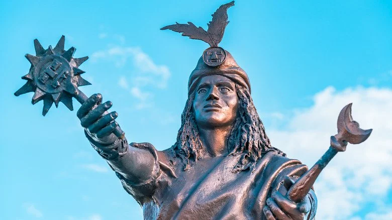Statue d'Atahualpa Cajamarca sous un ciel bleu