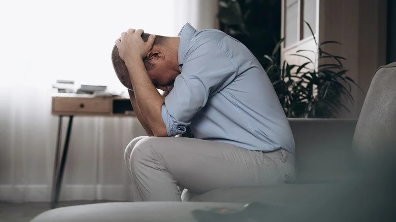 image de stock d'un homme dépressif