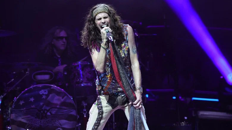 Steven Tyler chantant sur scène