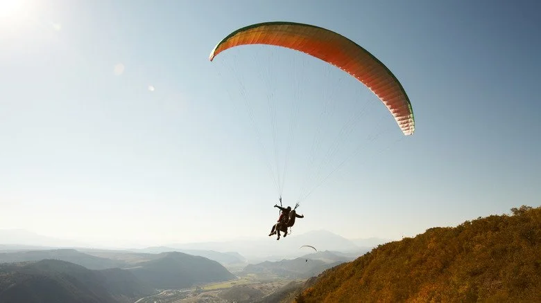 Parachutiste flottant vers le sol