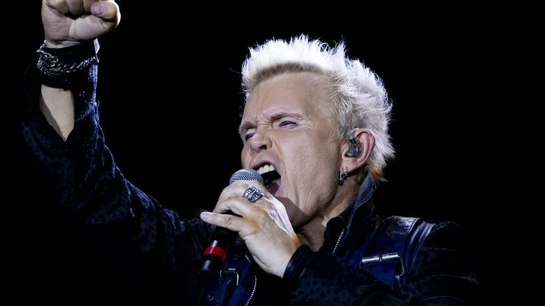 Billy Idol chantant sur scène