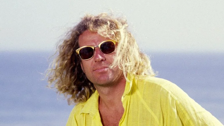 Sammy Hagar sur la plage dans une chemise jaune