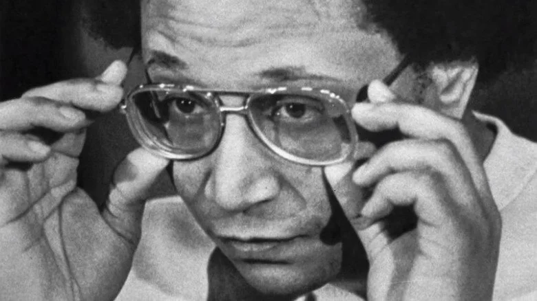 Wayne Williams tenant des lunettes