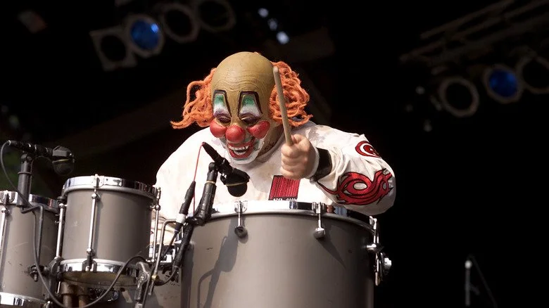 Slipknot's Clown jouant de la batterie sur scène en 2000