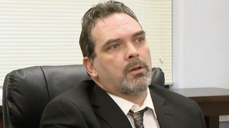 Michael Barnett stressé lors d'une interview