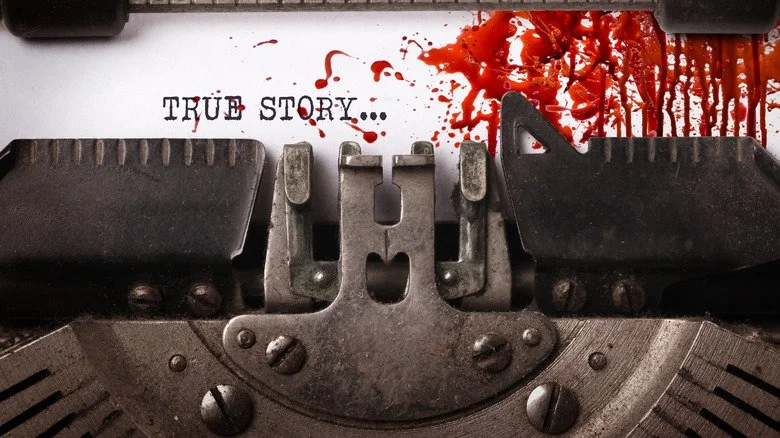 Machine à écrire avec un papier ensanglanté par Shutterstock