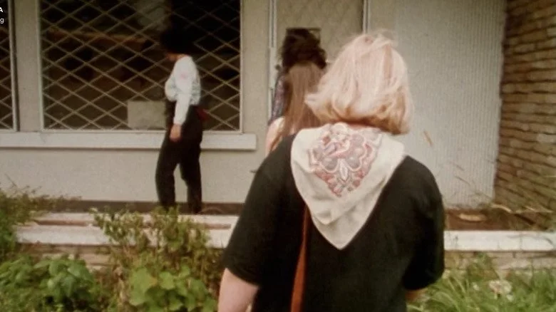 Femme marchant derrière Sylvia Padilla