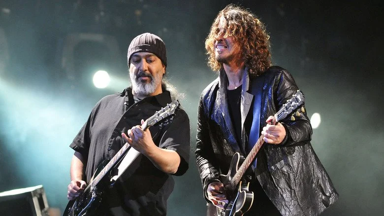 Soundgarden's Kim Thayil et Chris Cornell jouant de la guitare sur scène