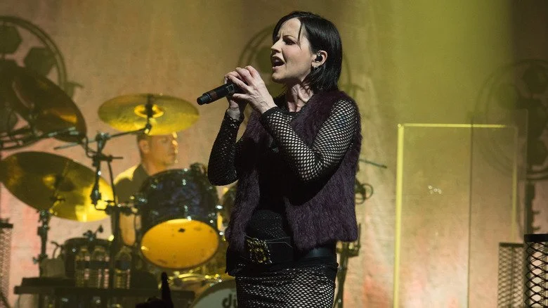 Dolores O'Riordan des Cranberries chantant sur scène à Paris, France en 2017