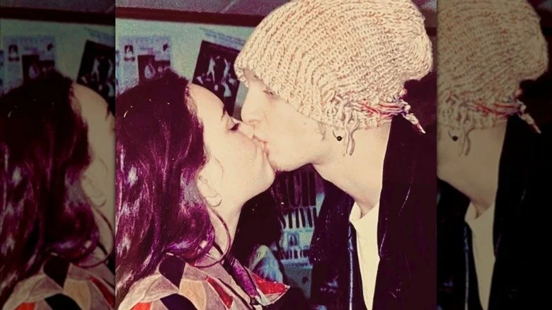 Layne Staley embrassant sa petite amie Demri Parrott