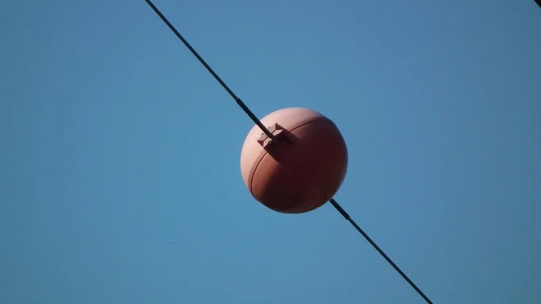 Détail sur un marqueur de ligne électrique