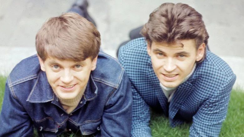 Les Everly Brothers souriant en vestes bleues 1962
